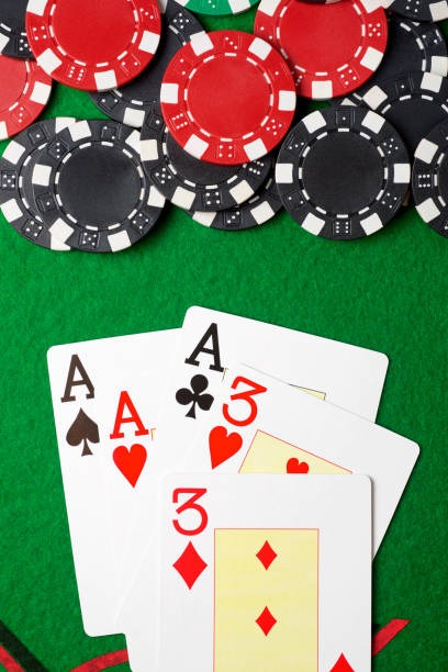 Live European Roulette wheel spinning with ball in motion, displayed on helen55 mobile app